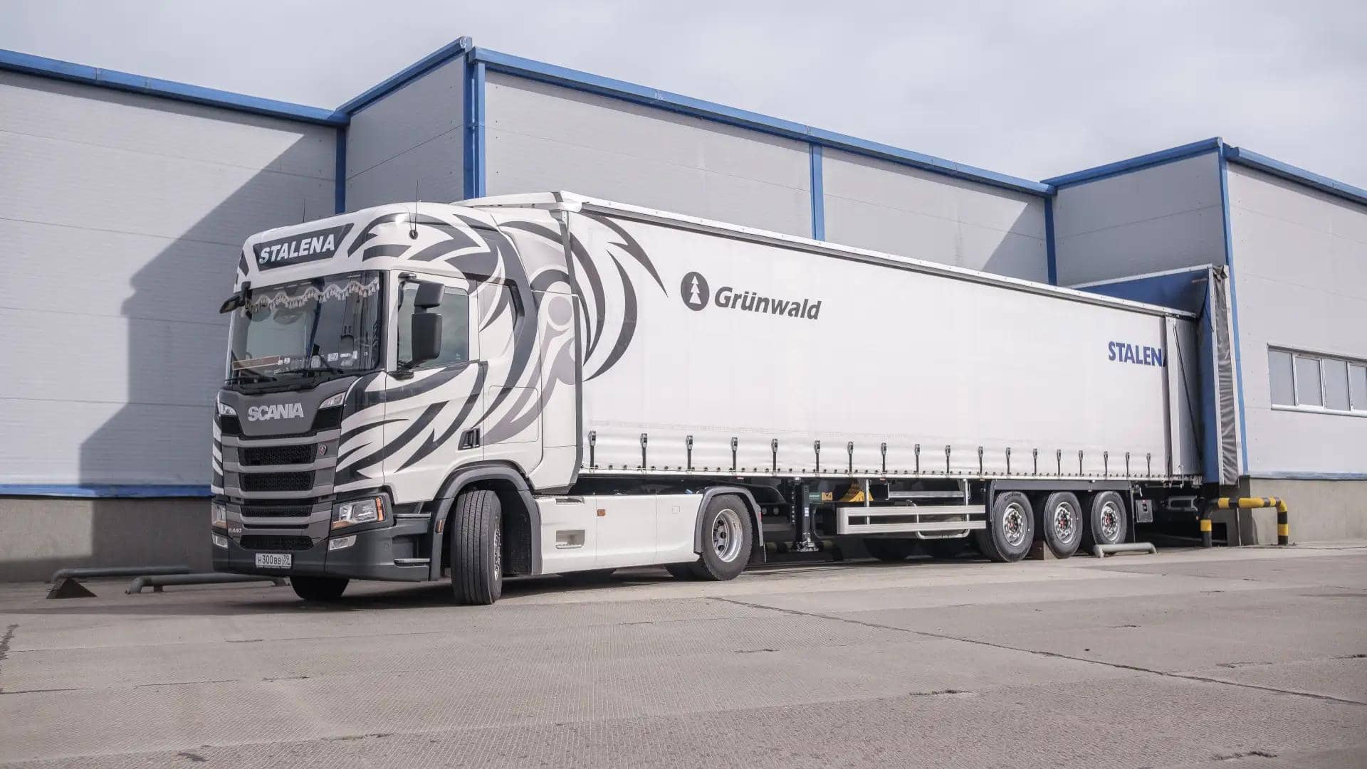 Современный автопарк компании СТАЛЕНА: тягачи Scania, Volvo, Renault и полуприцепы Schmitz, Wielton, Grunwald на территории логистической базы в Калининграде
