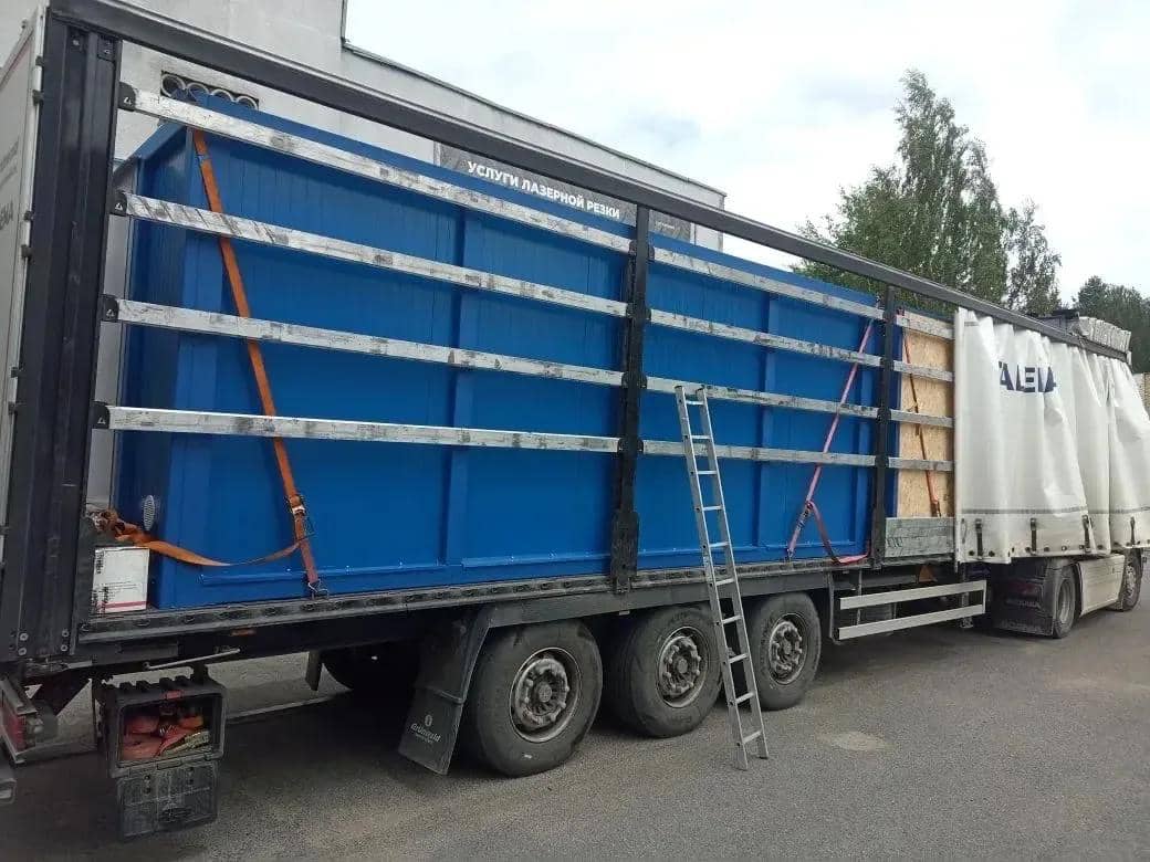 Полуприцеп СТАЛЕНА на трассе при доставке груза