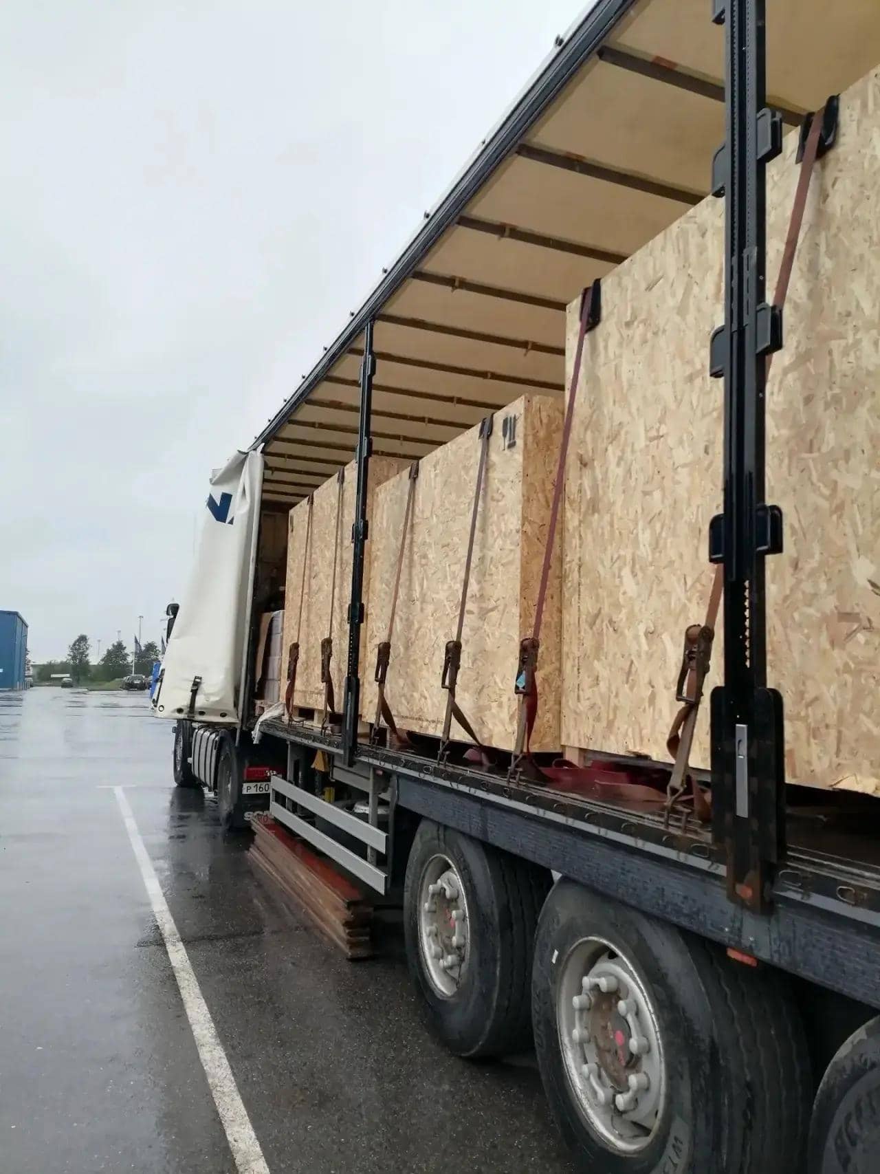 Тентованный кузов полуприцепа, вид сбоку